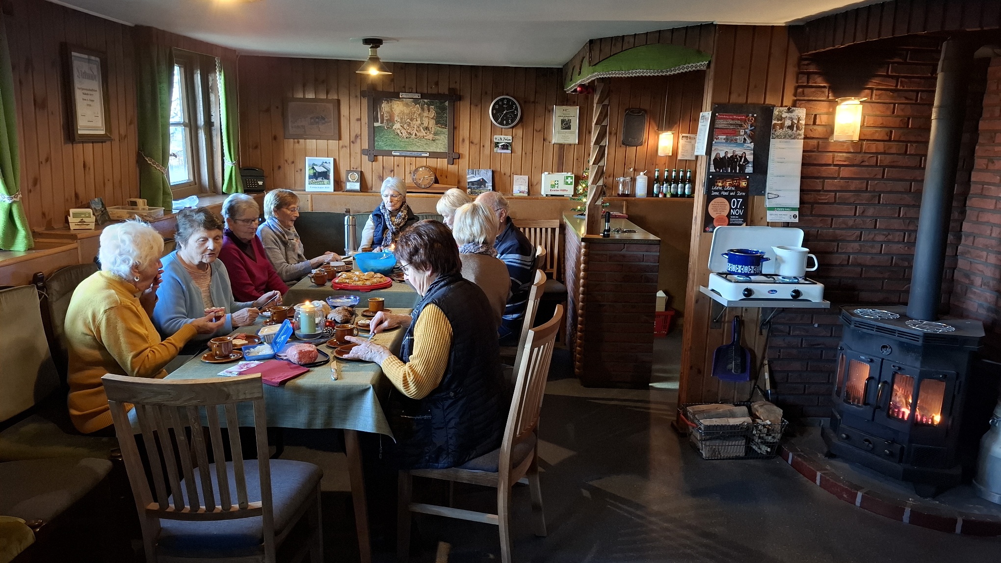 Bild "Ortsverein:Wandergruppe_OV_Huette.jpg"