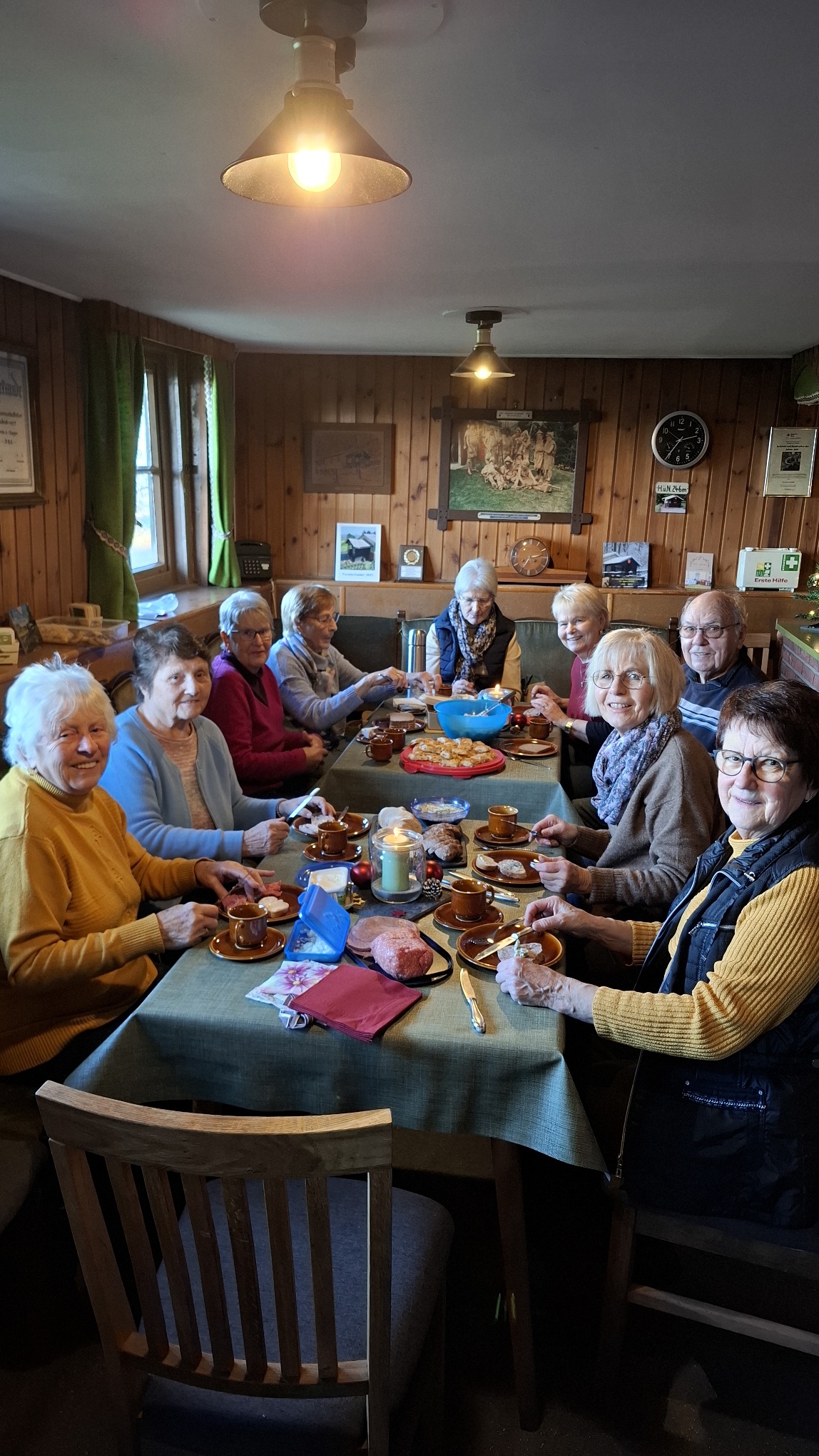 Bild "Ortsverein:Wandergruppe_OV_Huette2.jpg"